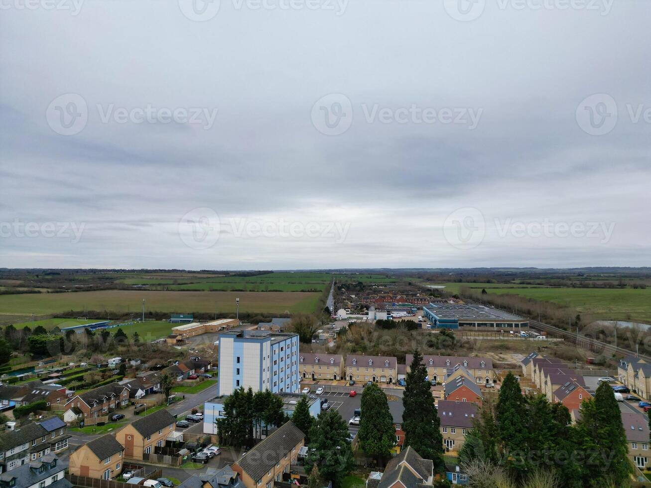 hoch Winkel Aussicht von Arlesey Stadt, Dorf von England Vereinigtes Königreich. das Aufnahmen war gefangen während wolkig und regnerisch Tag von feb 28., 2024 foto