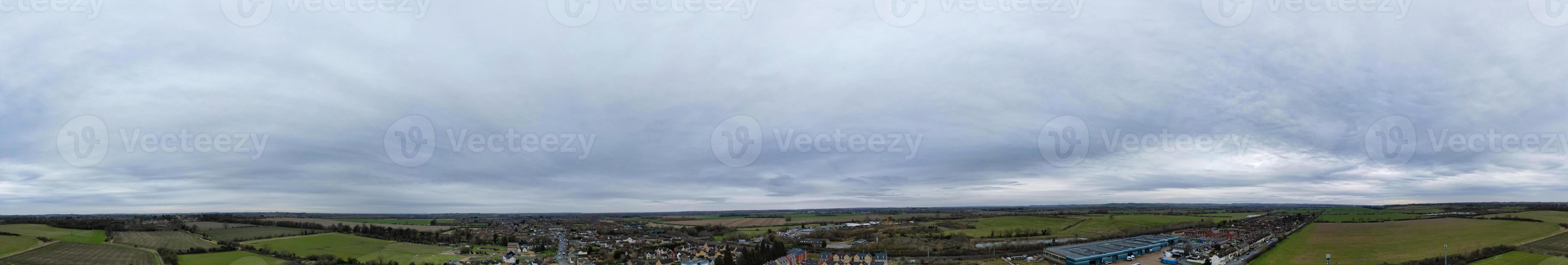 hoch Winkel Panorama- Aussicht von Arseley Stadt, Dorf von England Vereinigtes Königreich. das Aufnahmen war gefangen während wolkig und regnerisch Tag von feb 28., 2024 foto