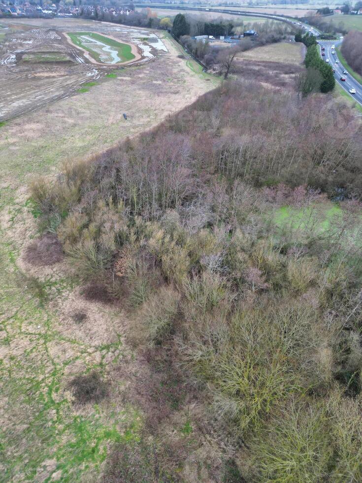 hoch Winkel Aussicht von Arlesey Stadt, Dorf von England Vereinigtes Königreich. das Aufnahmen war gefangen während wolkig und regnerisch Tag von feb 28., 2024 foto