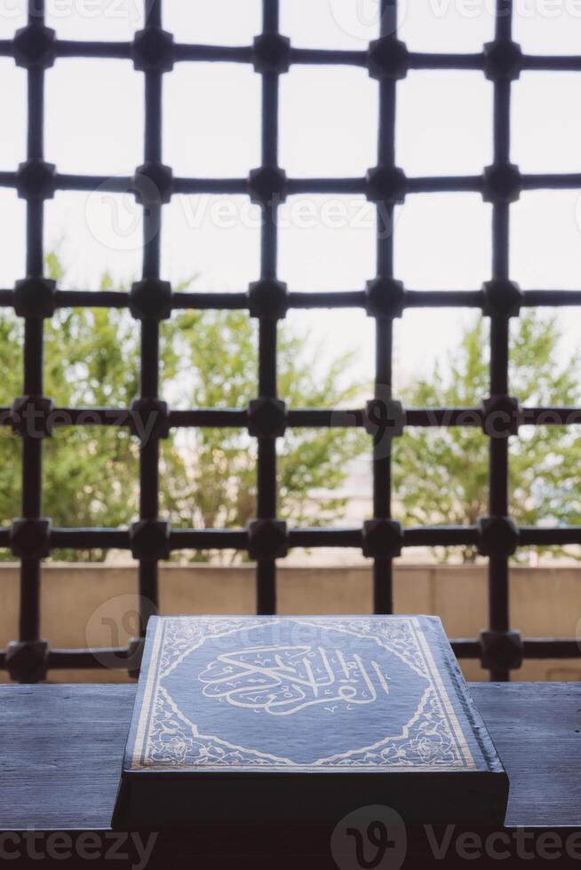 islamisch Vertikale Hintergrund Foto. das heilig Koran auf das Buch Stand foto