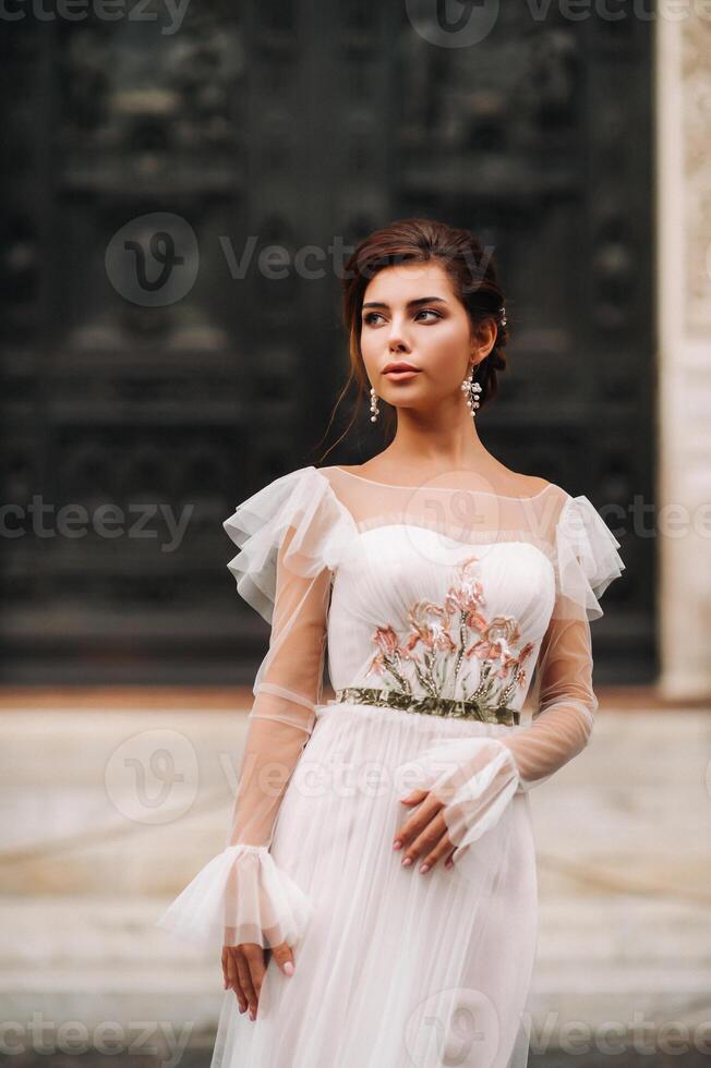 Mädchen-Braut Hochzeit Kleid mit ein schön Blumen- Muster im Florenz, stilvoll Braut im ein Hochzeit Kleid steht im das alt Stadt von Italien. Modell- Mädchen im Florenz foto