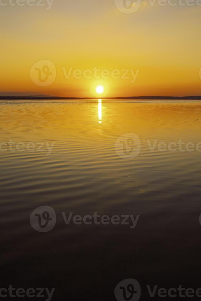 Sonnenuntergang Über das See. inspirierend oder Zitat Vertikale Geschichte Hintergrund Foto