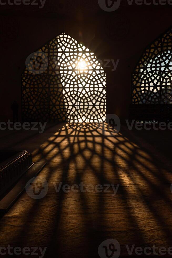 islamisch Hintergrund Foto. islamisch Muster auf das Fenster foto