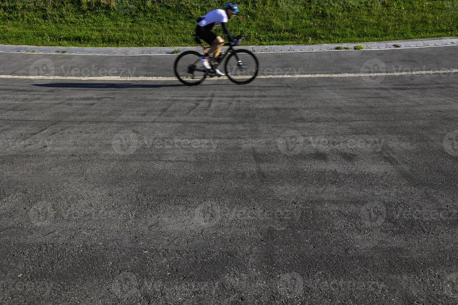 ein Radfahrer Ausbildung auf das Radrennen Spur im das Park. gesund Lebensstil foto