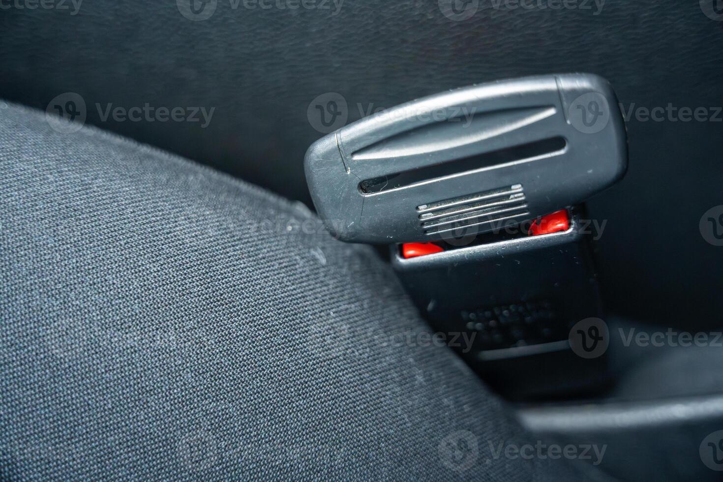 künstlich Sitz Gürtel Steckerverletzung von der Verkehr Regeln. unverantwortlich Fahren und Verhalten Konzept foto