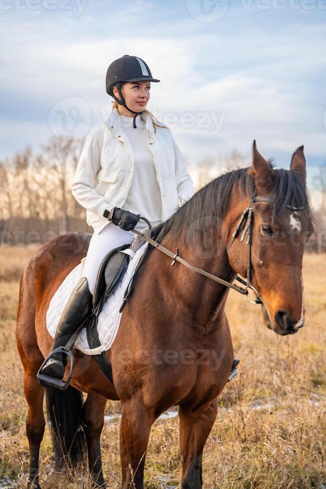 schön blond Fachmann weiblich Jockey Reiten ein Pferd foto