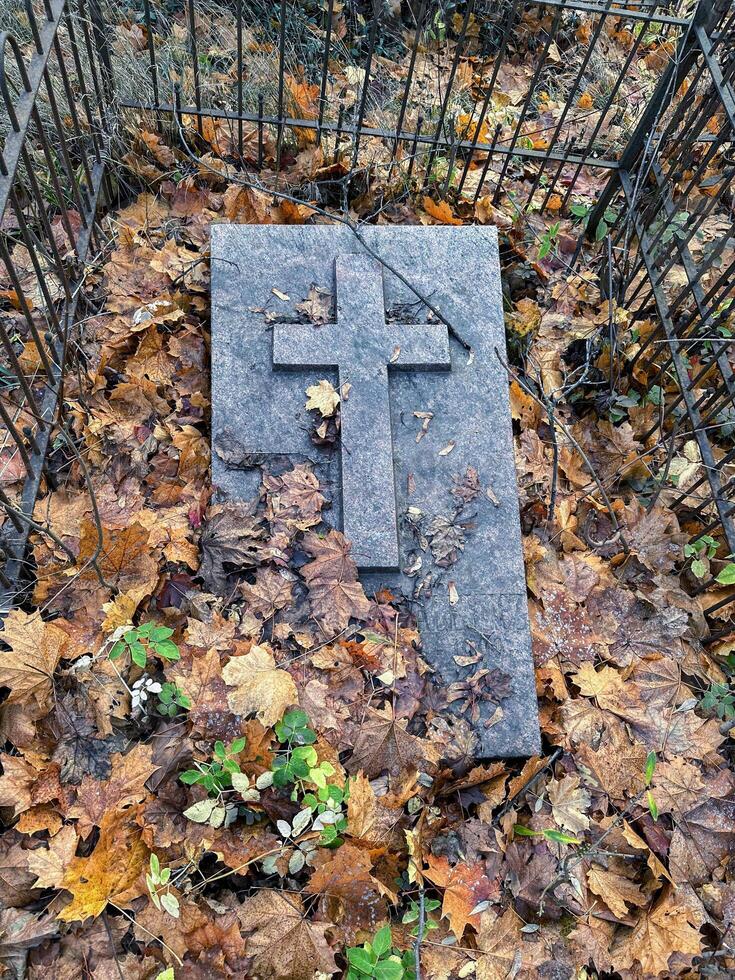 Grabstein, Grabstein mit religiös Kreuz foto