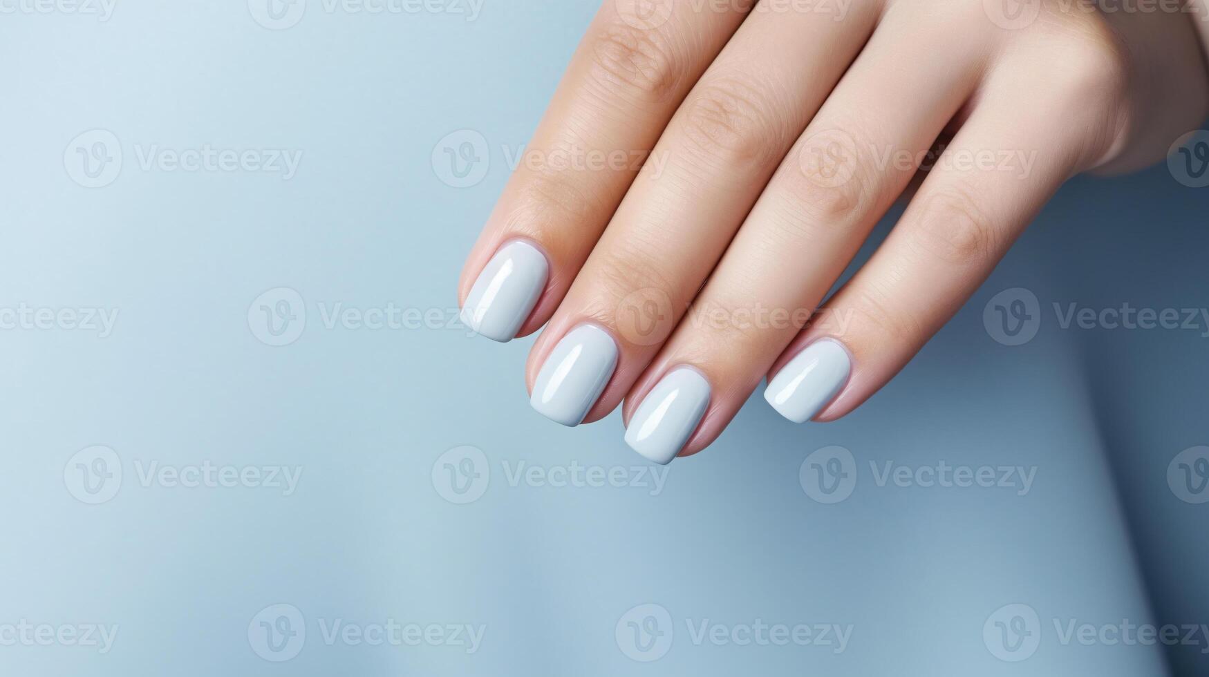 ai generiert Glanz Frau Hand mit Blau Nagel Polieren auf ihr Fingernägel. Pastell- Farbe Nagel Maniküre mit Gel Polieren beim Luxus Schönheit Salon. Nagel Kunst und Design. weiblich Hand Modell. Französisch Maniküre. foto