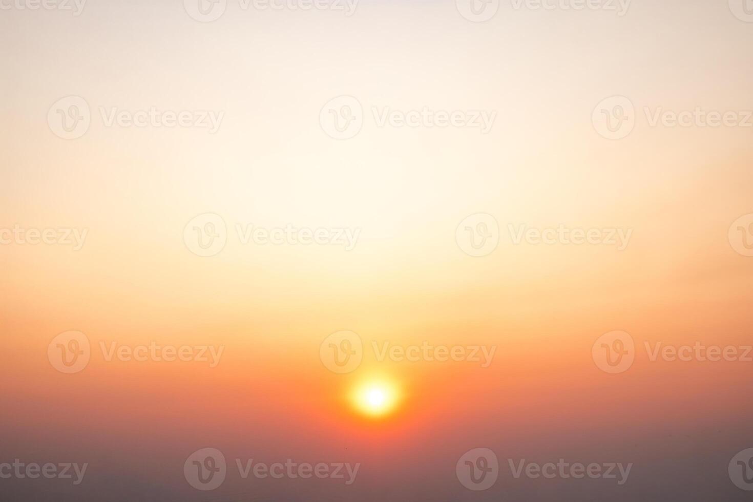 schön , Luxus Sanft Gradient Orange Gold Wolken und Sonnenlicht auf das Blau Himmel perfekt zum das Hintergrund, nehmen im Abend, Dämmerung, groß Größe, hoch Definition Landschaft Foto