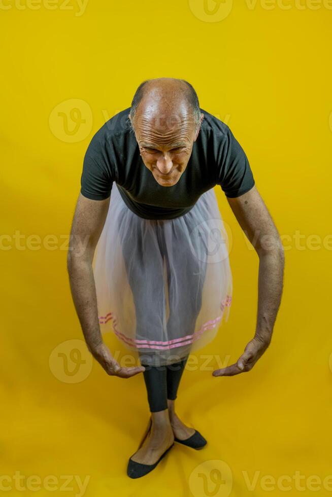 komisch Porträt von männlich Ballett Tänzer. ein reifen Ballett Tänzer gekleidet im Tutu Tanzen ungeschickt foto