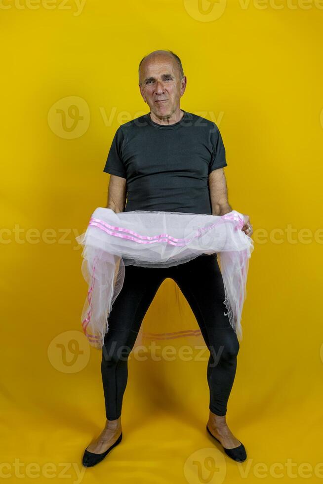 komisch Porträt von männlich Ballett Tänzer. ein reifen Ballett Tänzer gekleidet im Tutu Tanzen ungeschickt foto