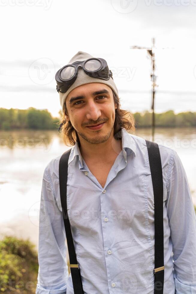 komisch Porträt von jung Erwachsene draußen auf das Fluss Bank foto