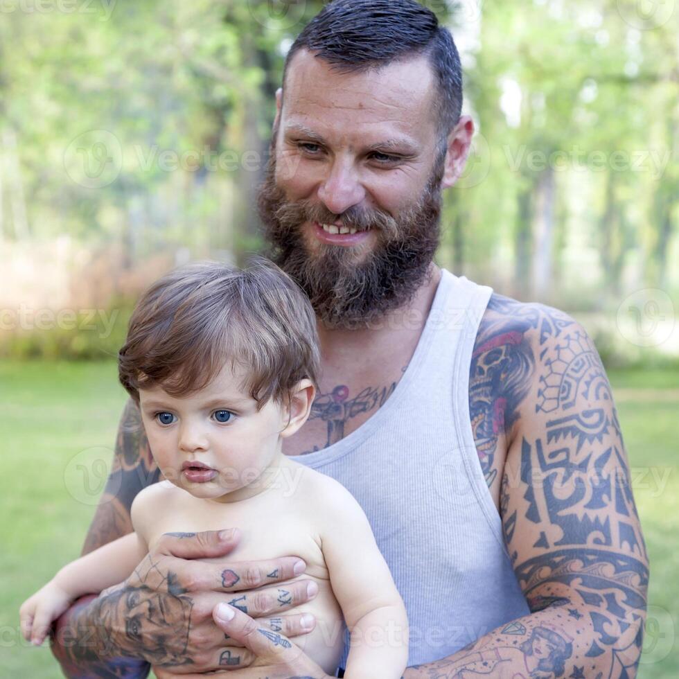 tätowiert Vater haben Spaß mit seine Sohn im das Park foto