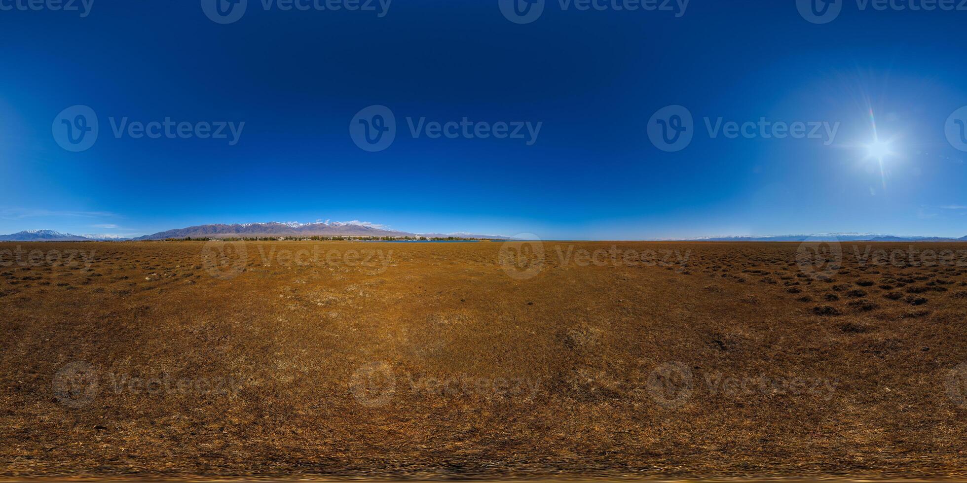 nahtlos 360 Grad kugelförmig Panorama von Berg See issyk-kul Ufer beim sonnig herbstlich Tag foto