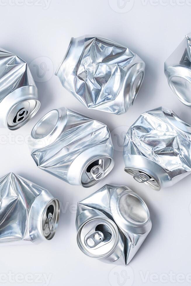 Aluminium gebrochen Büchsen. Sortierung Müll zum recyceln. foto