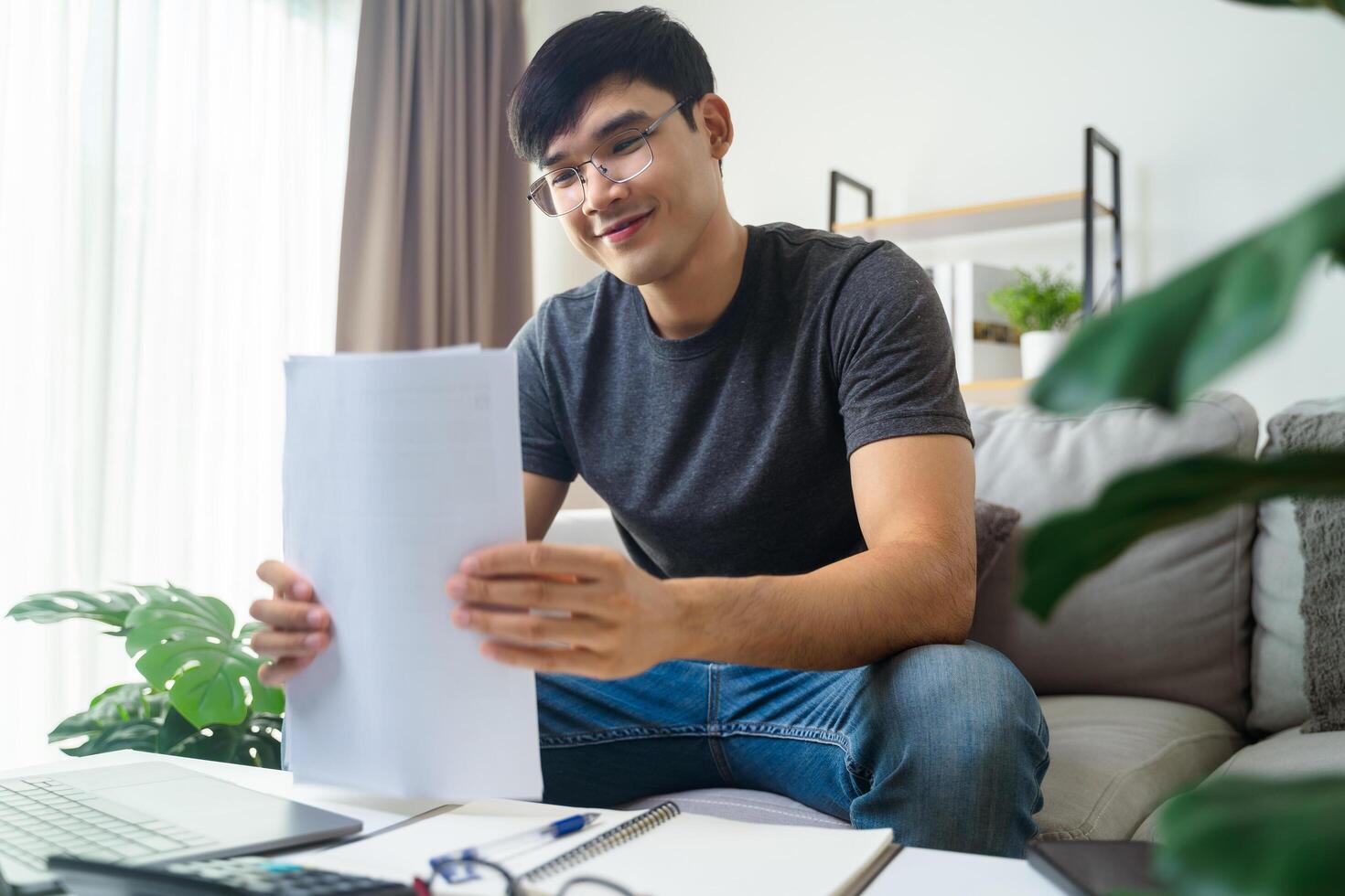 das glücklich Mann zufrieden wann er bekommt gut Nachrichten im Papier, endet arbeiten, macht ein gut Geschäft handeln, Job Förderung, Darlehen Genehmigung, großartig Prüfung Ergebnis foto