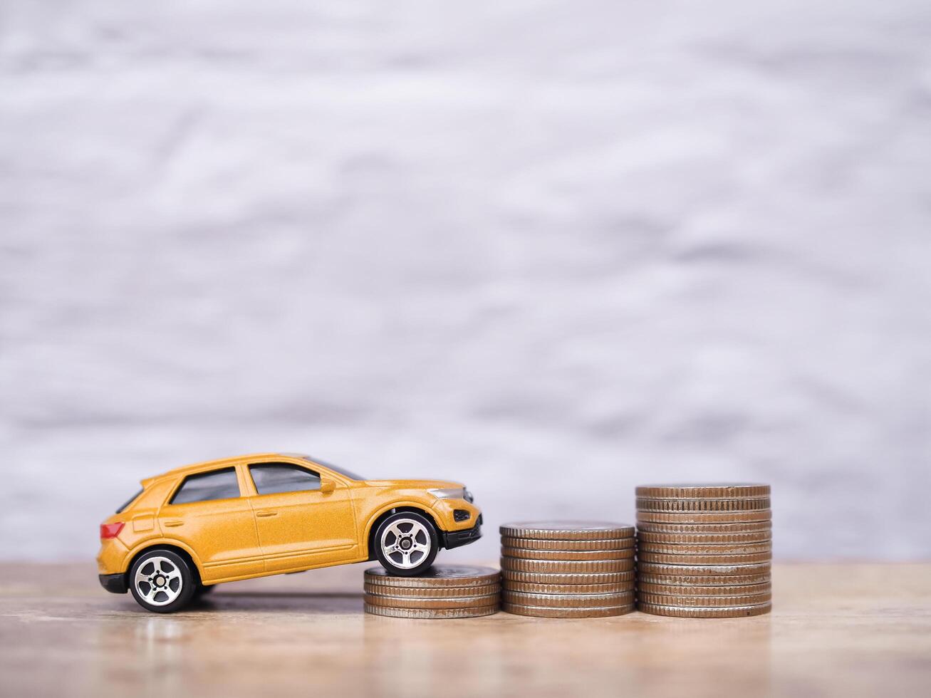 Spielzeug Auto und Stapel von Münzen. das Konzept von Speichern Geld und verwalten zu Erfolg Transport Geschäft foto