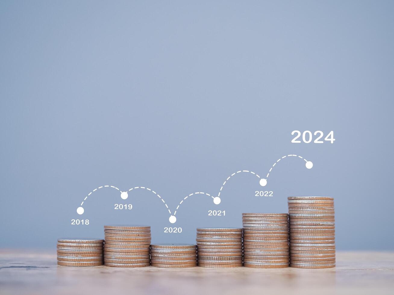 Stapel von Münzen mit Pfeil steigend. das Konzept von Geschäft Wachstum, finanziell Investition, Markt Aktie, profitieren zurückkehren, Dividende und Geschäft Fonds im Jahr 2024 foto