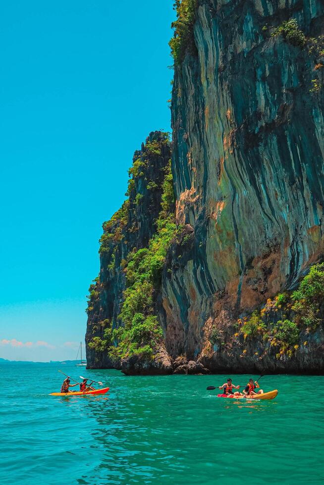 Antenne Panorama von Thailands grün, üppig tropisch Insel, National Park Insel, mit Blau und Aquamarin das Meer, und Wolken leuchtenden durch Sonnenlicht im das Hintergrund. foto