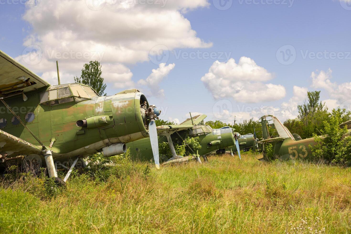 alt verlassen Flugplatz mit verlassen Flugzeuge auf das Gras foto
