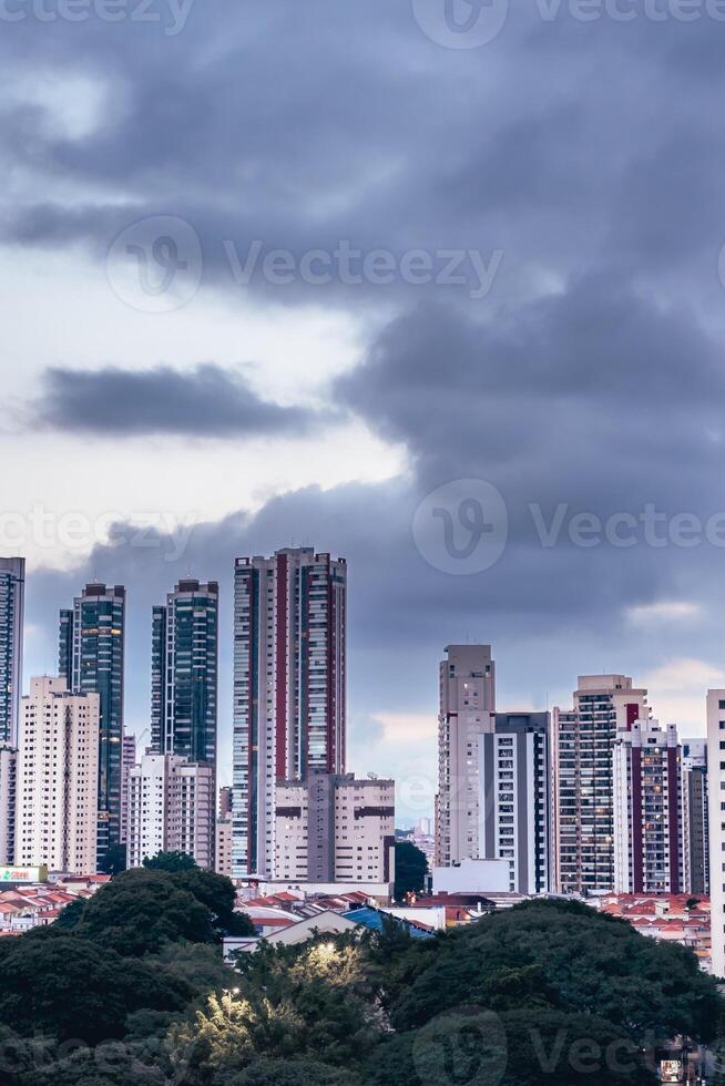 wolkig Abend Über das Horizont von Tätowierung, sao Paulo, Brasilien. foto