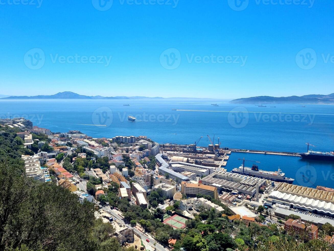 Antenne Fotografie von das Felsen im Gibraltar, Aussicht von das Hafen foto