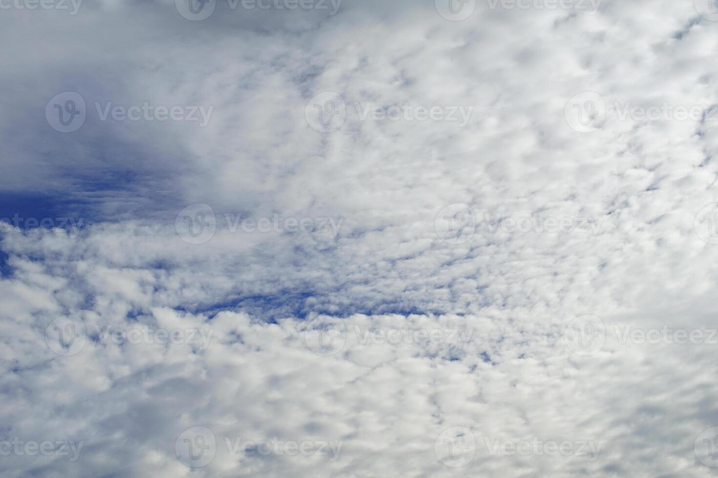 Gelassenheit im Blau, paradiesisch azurblau mit verträumt Wolkenlandschaften foto