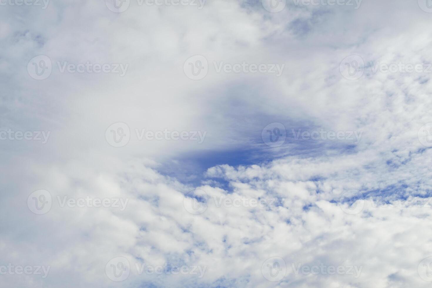 still azurblau, atemberaubend Horizont gemalt mit zart Wolken foto