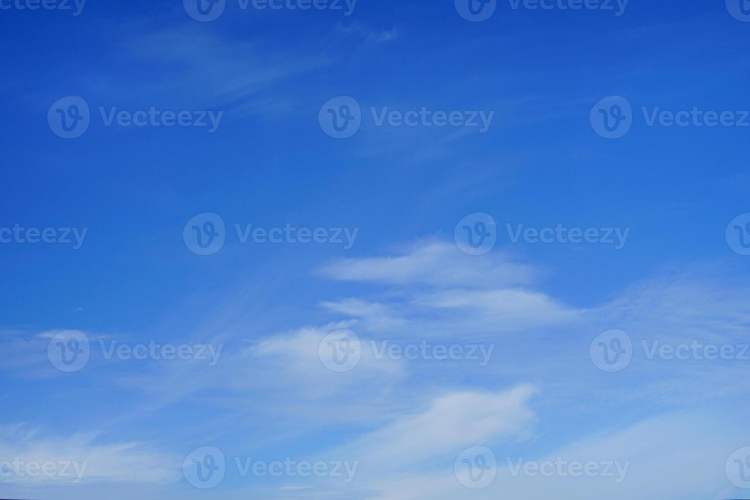 Saphir Horizonte, zauberhaft Blau Himmel und Herrlich Wolken foto