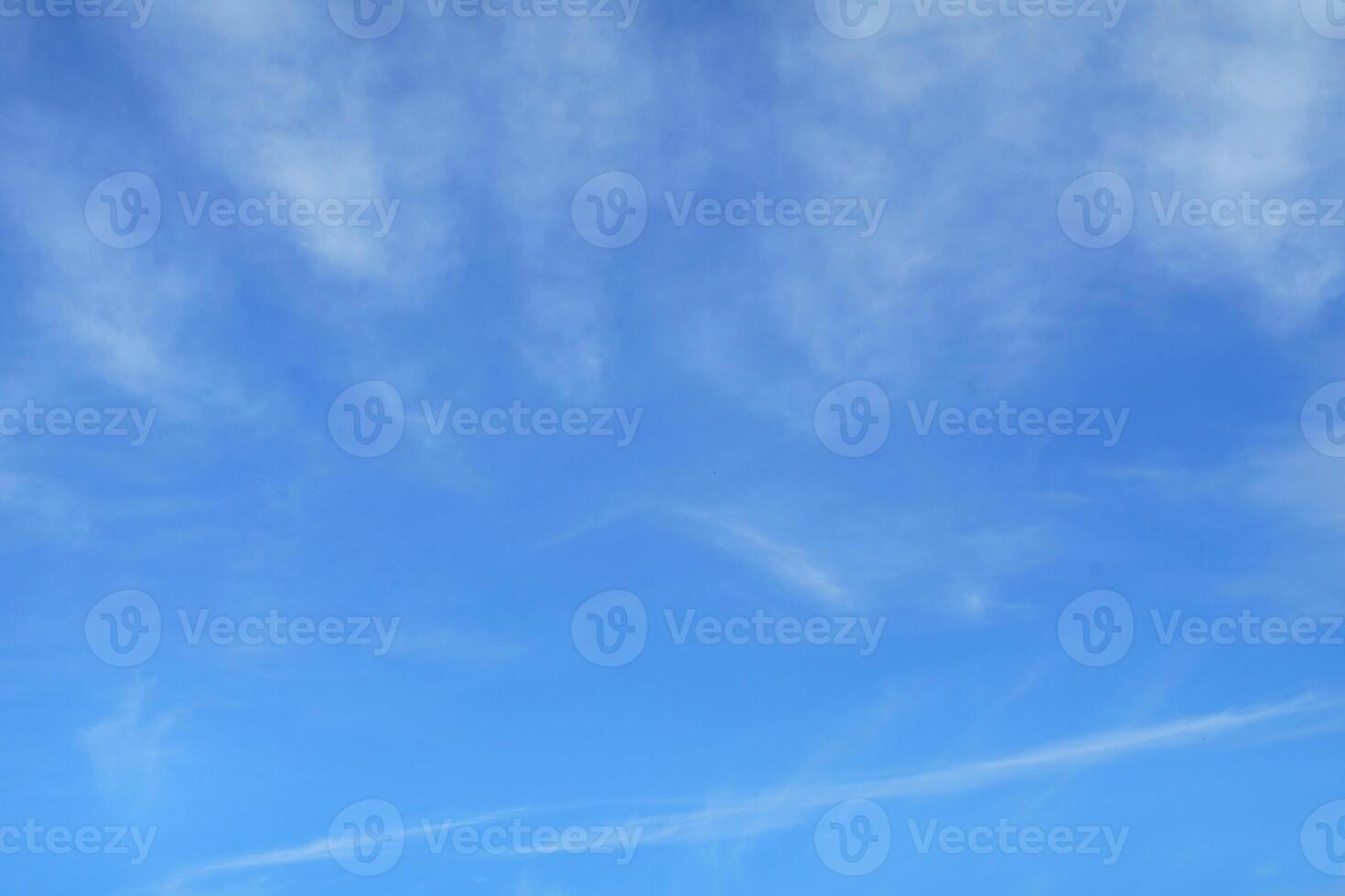 ein Blau Leinwand, paradiesisch Himmel geschmückt mit schön Wolken foto