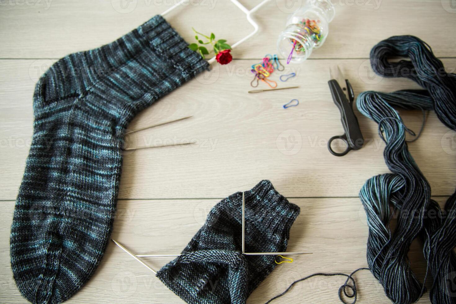 einstellen zum Hand Stricken warm Winter Socken gemacht von natürlich Wolle Garn. foto