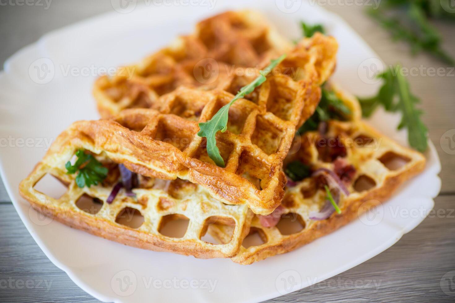 Ei Omelette ausgestopft mit Zwiebeln und Kräuter, gebraten im das bilden von Waffeln foto