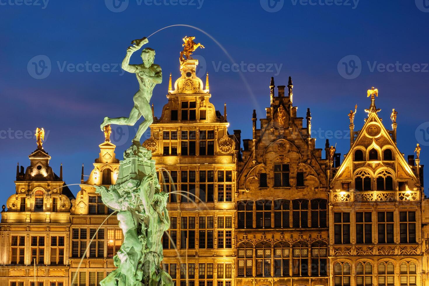 Antwerpen grote markt mit berühmt brabo Statue und Brunnen beim Nacht, Belgien foto