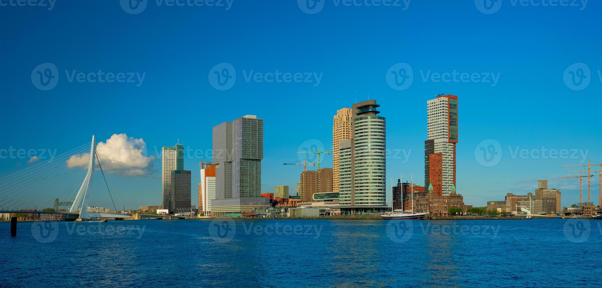 Rotterdam Wolkenkratzer Horizont und Erasmusbrug Brücke Über von nieuwe maas Fluss. Rotterdam foto