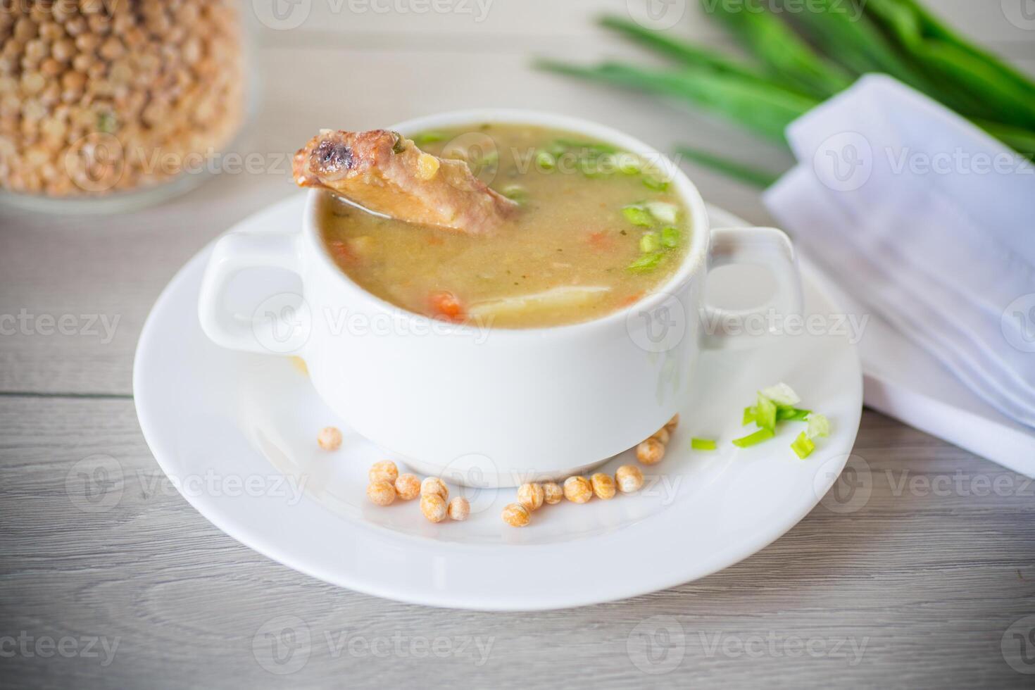 getrocknet Erbse Suppe im ein Teller mit Kräuter foto
