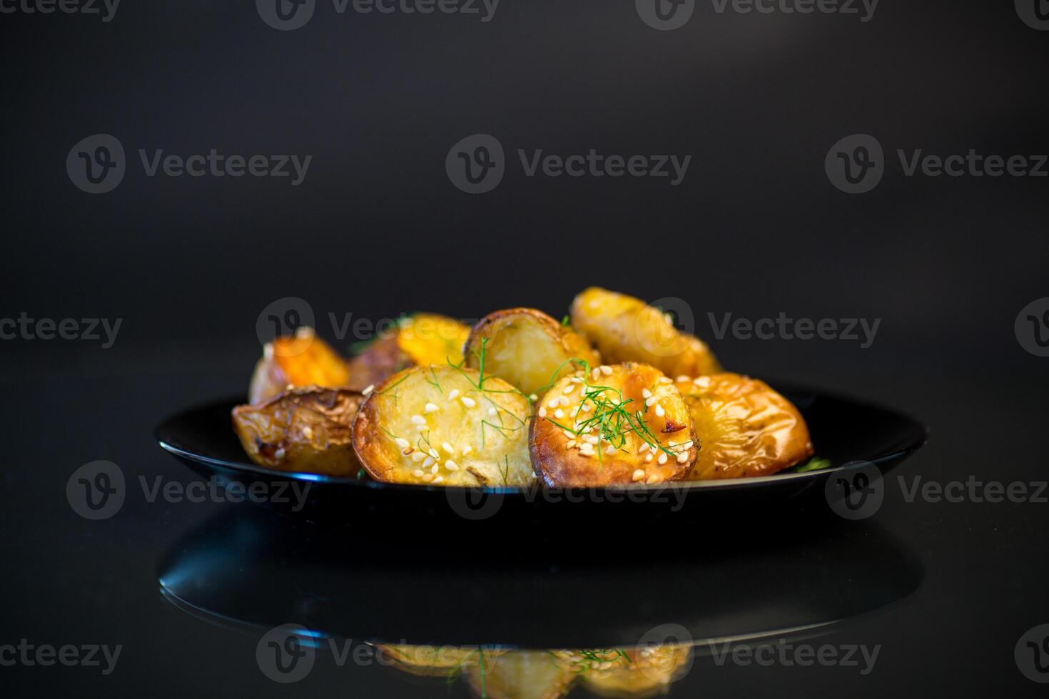 Kartoffeln gebacken mit Sesam Samen, Kräuter und Gewürze im das Ofen foto