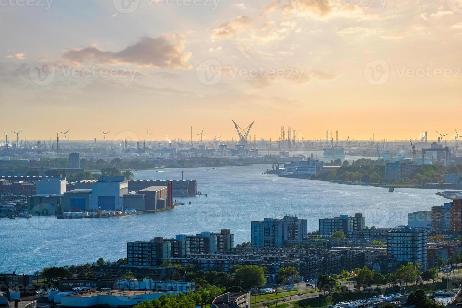 Aussicht von Rotterdam Hafen und nieuwe maas Fluss foto