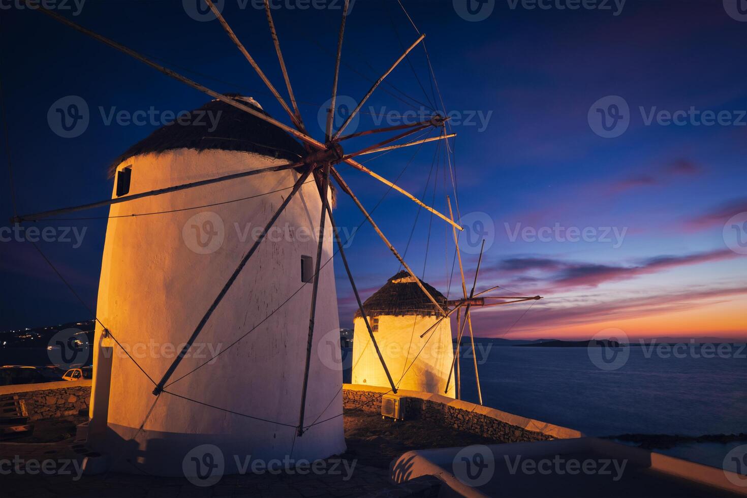traditionelle griechische windmühlen auf der insel mykonos bei sonnenaufgang, kykladen, griechenland foto
