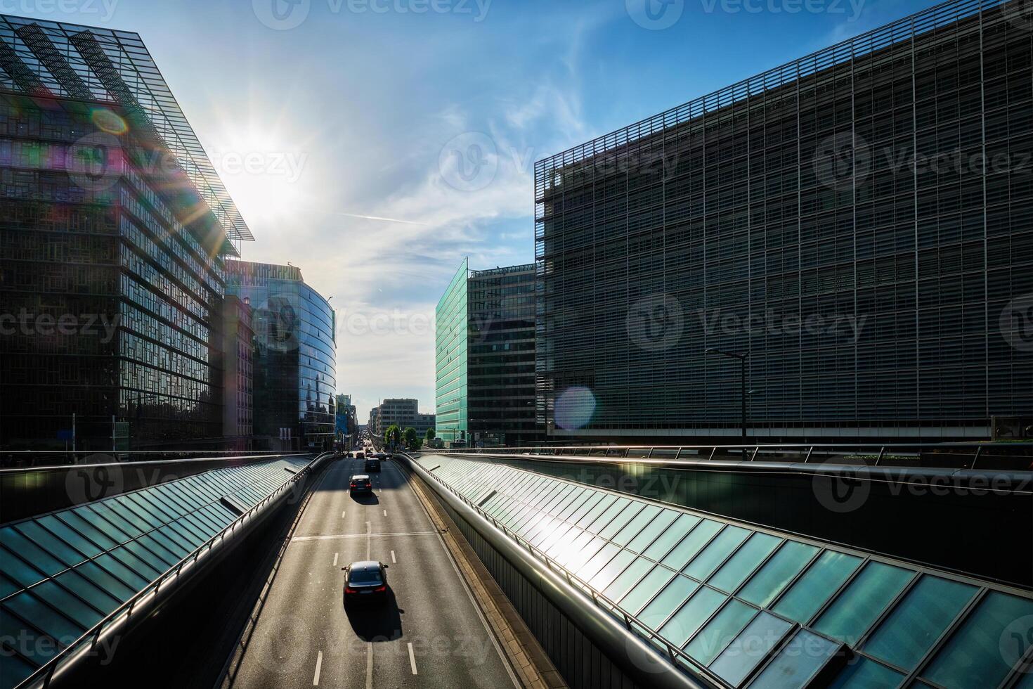 Straße der Verkehr im Brüssel mit modern Gebäude foto