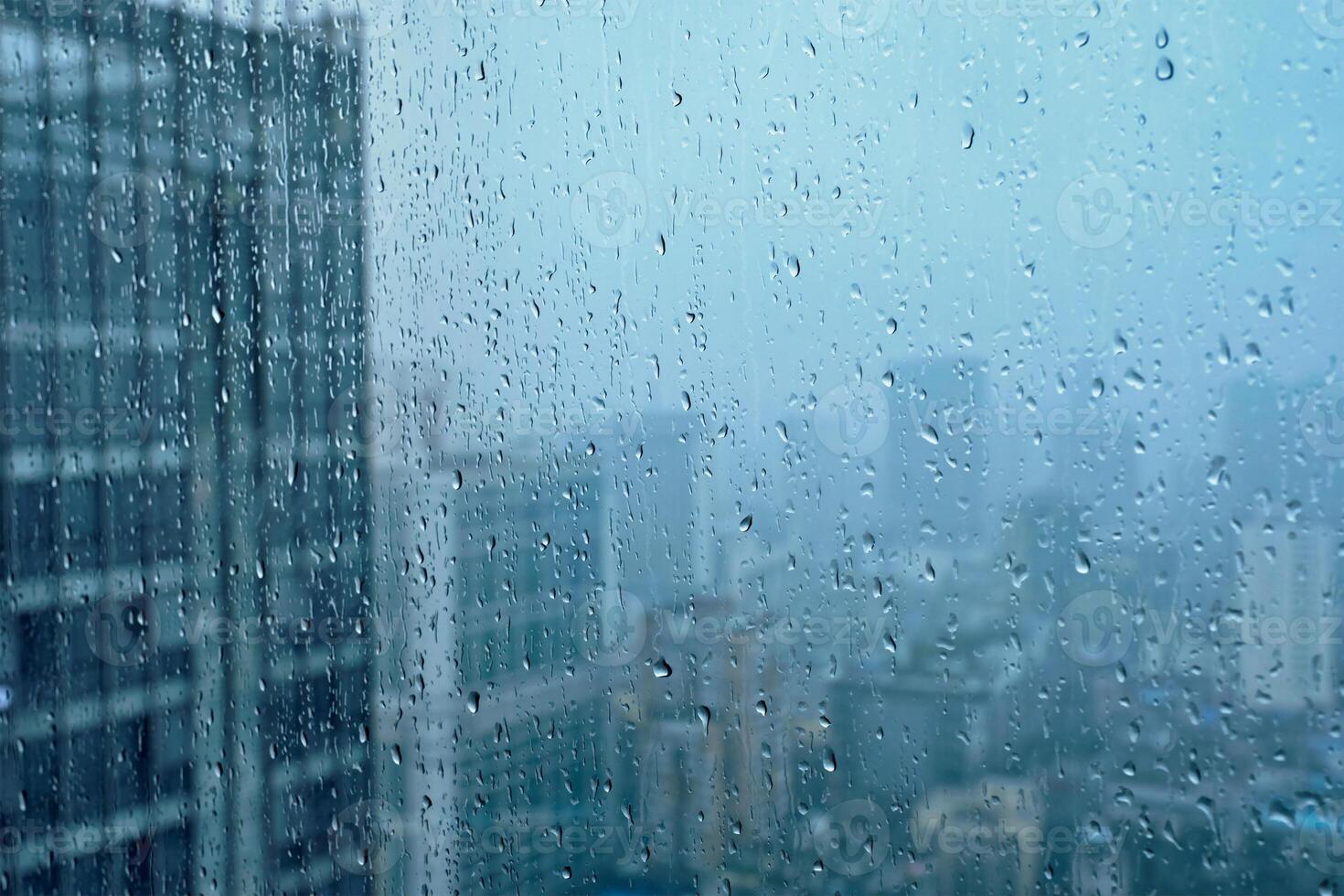 Regentropfen auf Fenster foto