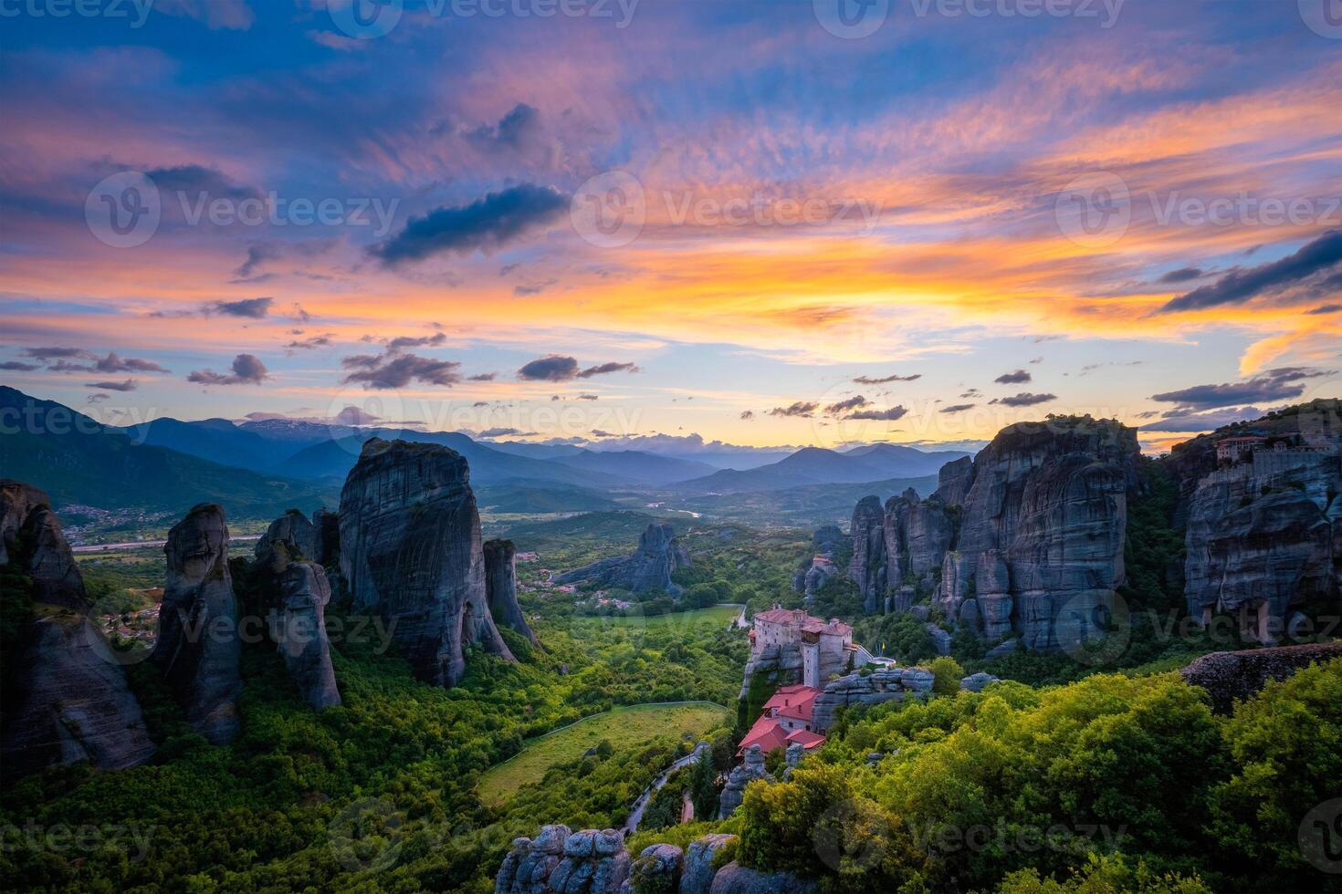 Sonnenuntergang Himmel und Klöster von Meteora foto