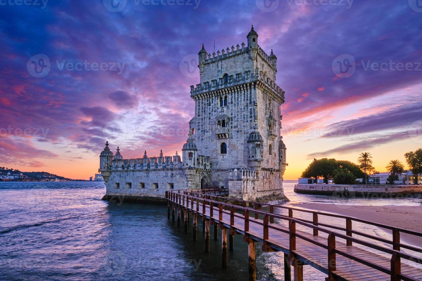 belem Turm auf das Bank von das Tagus Fluss im Dämmerung nach Sonnenuntergang. Lissabon, Portugal foto