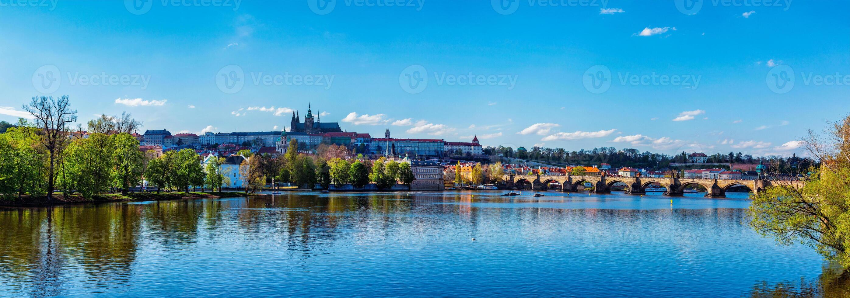 Aussicht von Prag Schloss und Charles Brücke Über Moldau foto