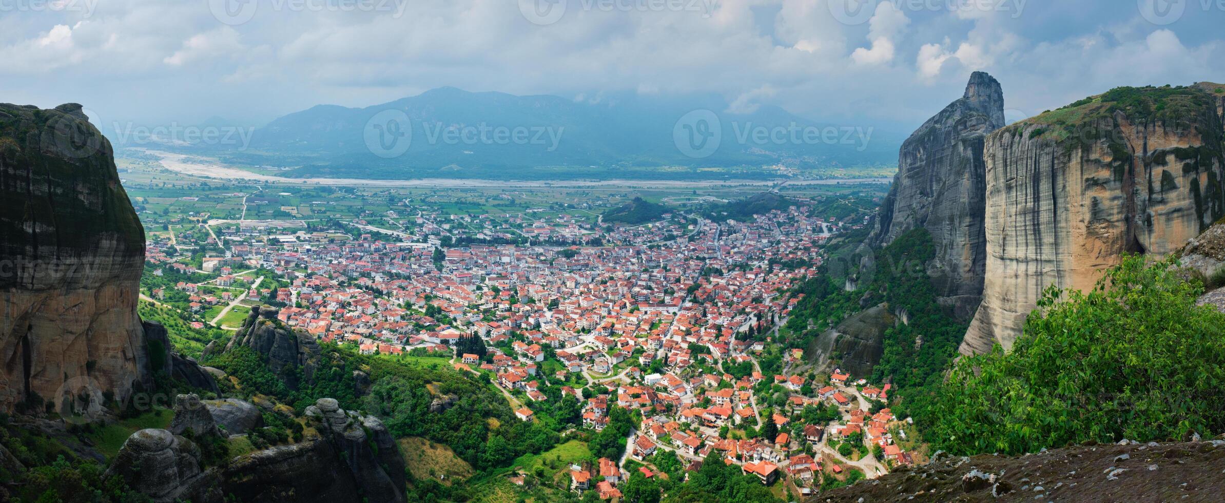 Aussicht von Kalampaka Dorf im berühmt griechisch Tourist Ziel Meteora im Griechenland foto