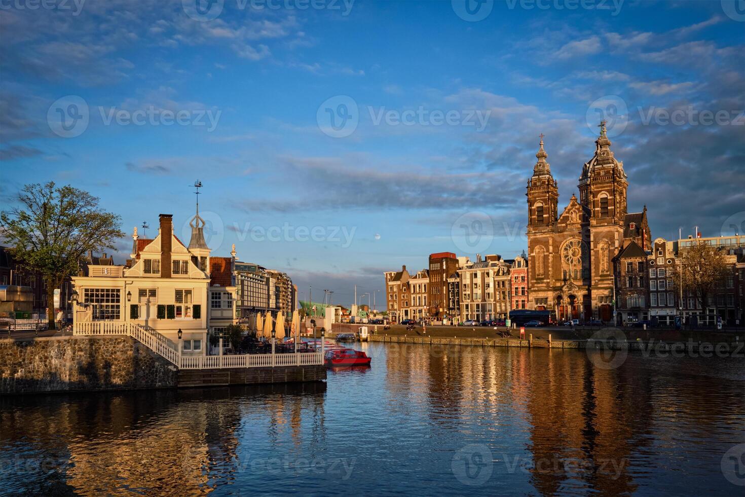 Amsterdam Kanal und Kirche von Heilige Nikolaus auf Sonnenuntergang foto