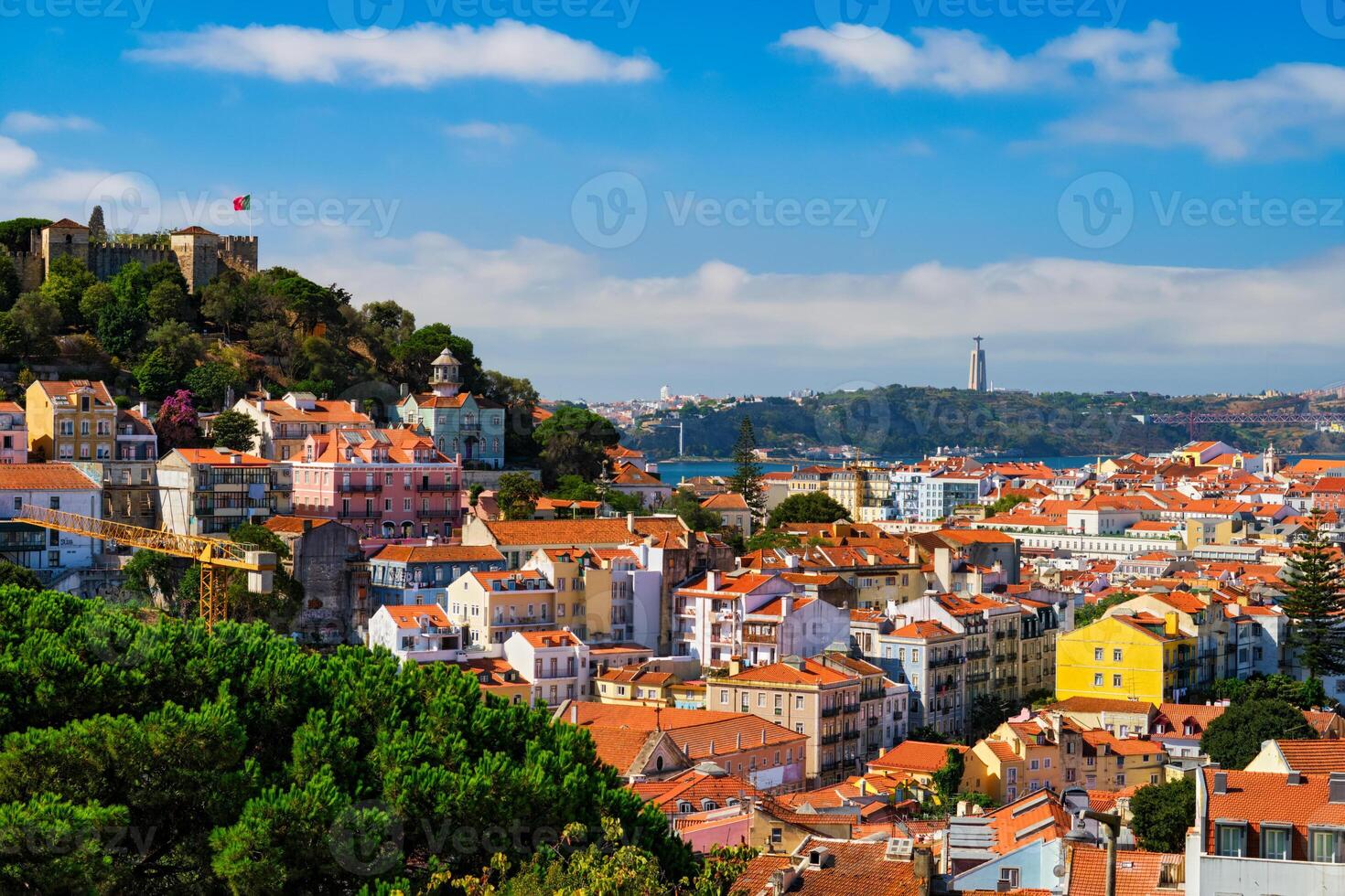Aussicht von Lissabon von miradouro DOS barros Standpunkt mit Wolken. Lissabon, Portugal foto