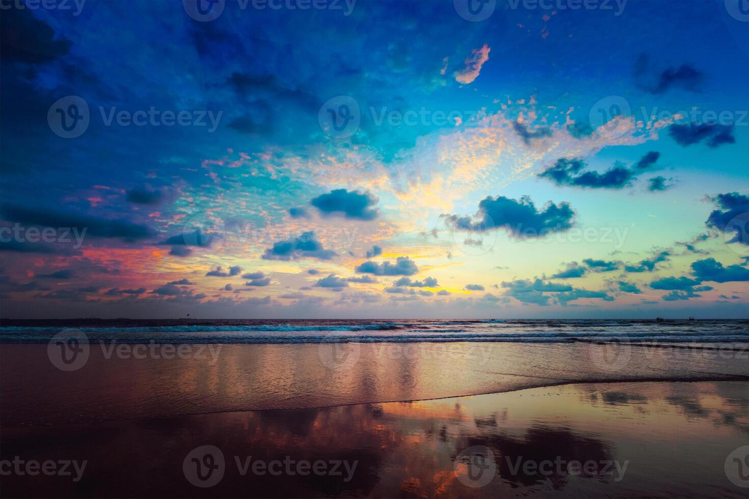 Sonnenuntergang auf Baga Strand. goa foto