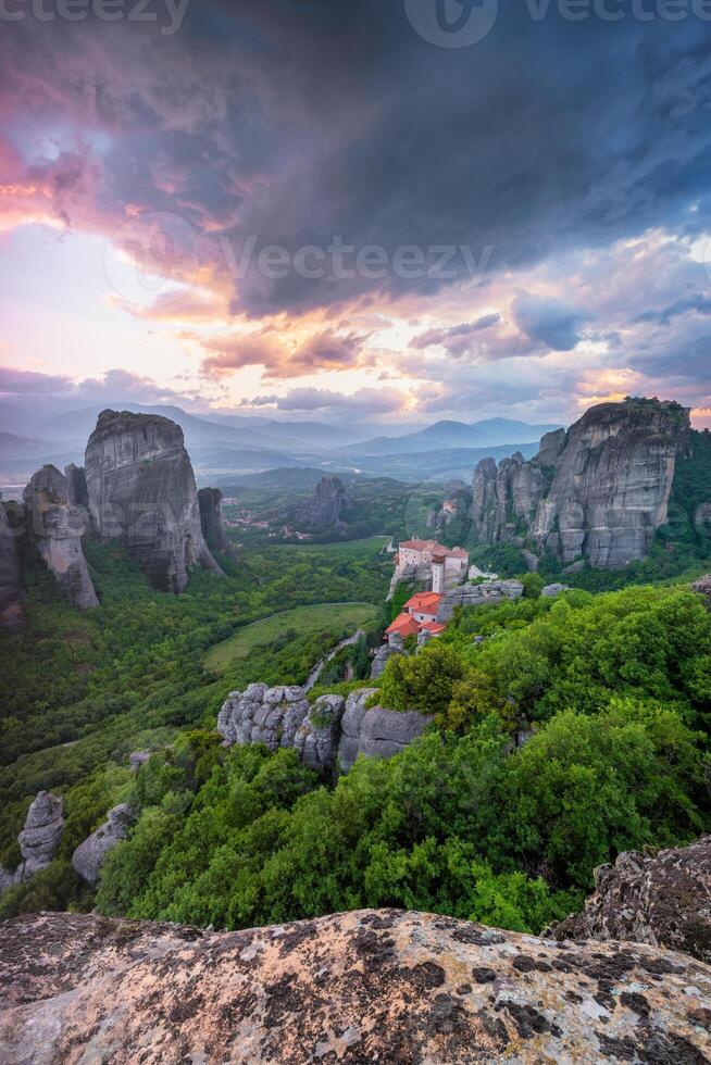 Sonnenuntergang Himmel und Klöster von Meteora foto