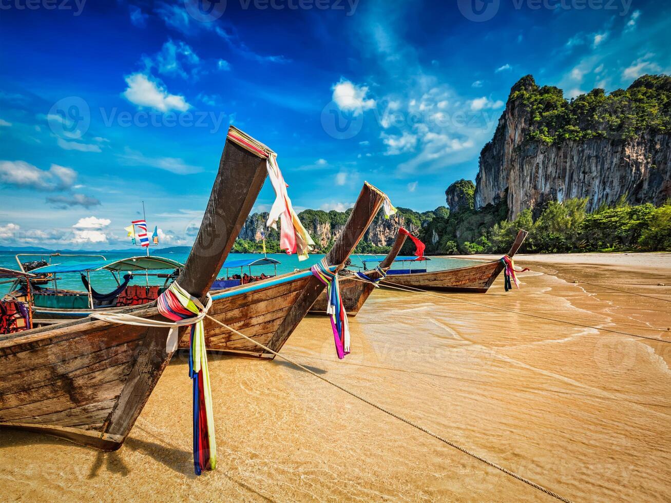 lange Schwanz Boote auf Strand, Thailand foto