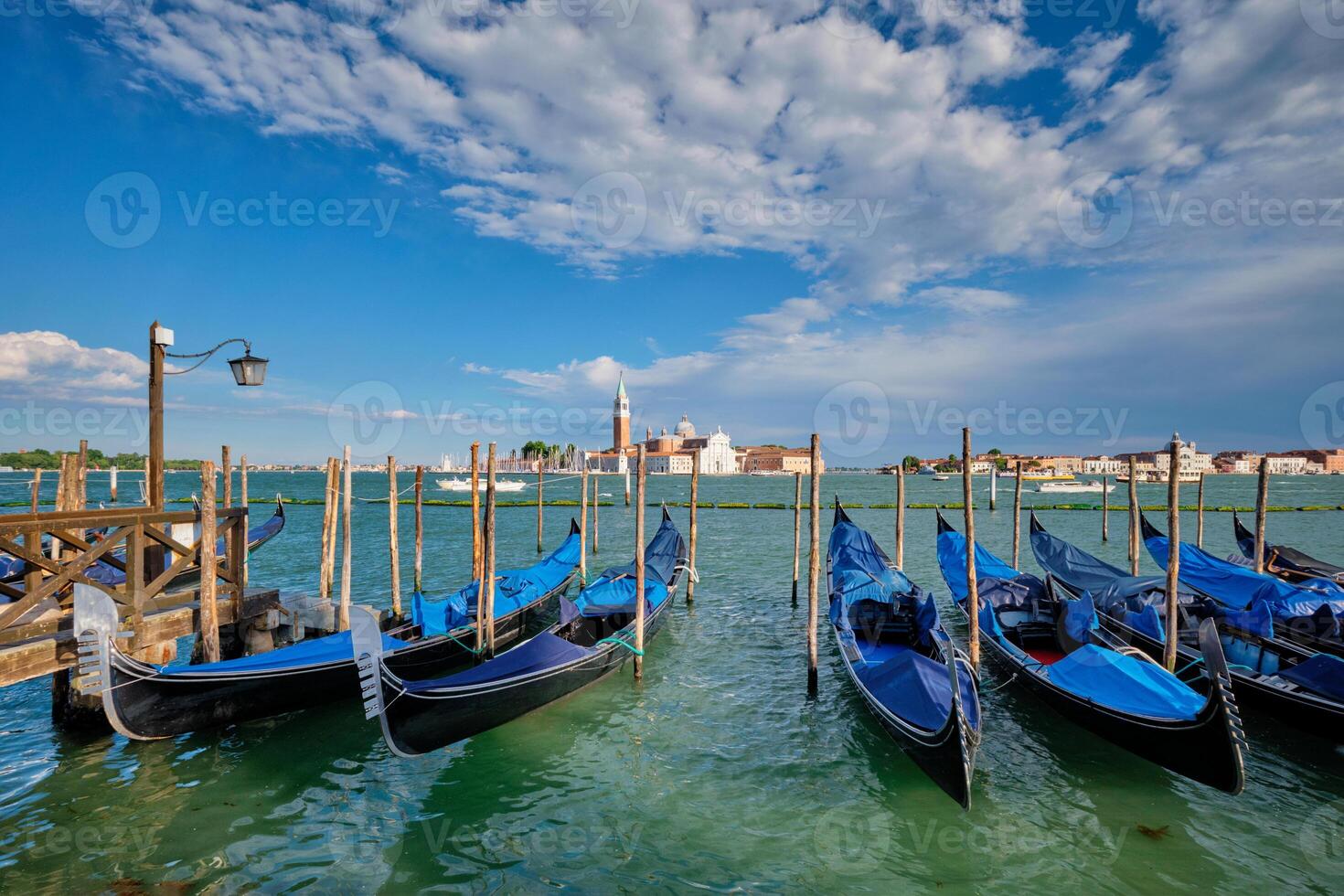 Gondeln und im Lagune von Venedig durch san Marco Quadrat. Venedig, Italien foto